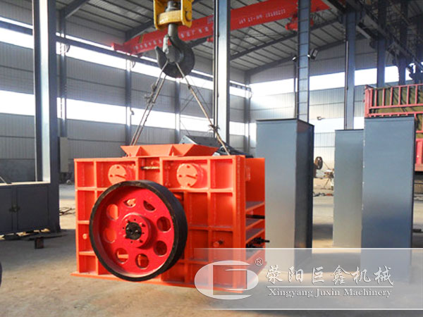 雙腔回轉(zhuǎn)式破碎機準備裝車發(fā)貨