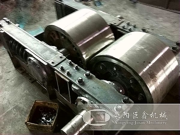 對輥制沙機組裝中 對輥制沙機組裝中