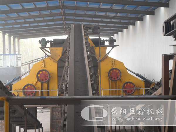 雙轉(zhuǎn)子錘式破碎機破碎煤矸石生產(chǎn)運行中