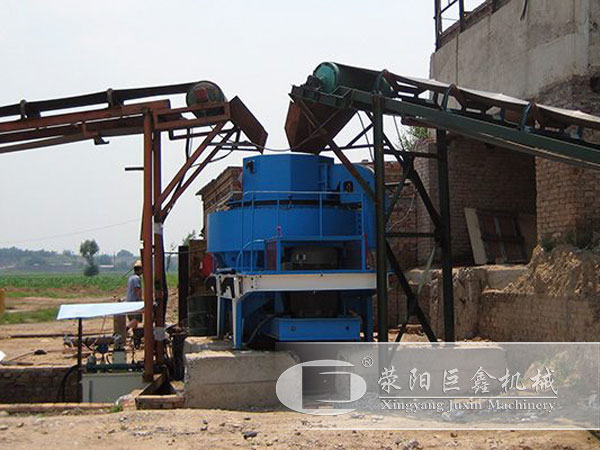時(shí)產(chǎn)300噸石頭制沙機(jī)用戶安裝現(xiàn)場(chǎng)