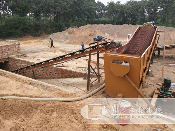 河卵石制沙生產線螺旋洗砂機現(xiàn)場
