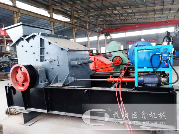 液壓開(kāi)箱式制沙機(jī)車(chē)間實(shí)拍