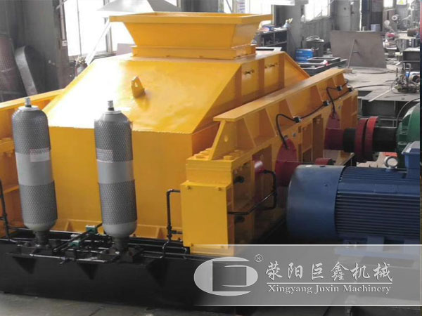 大型液壓對輥制砂機(jī) 大型液壓對輥制砂機(jī)